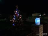 20191201222101_zehuby150: Foto: Vánoční strom v Zehubech rozsvítil anděl za vydatné pomoci dětí