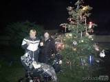 20191201222101_zehuby151: Foto: Vánoční strom v Zehubech rozsvítil anděl za vydatné pomoci dětí