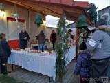 20191201222105_zehuby190: Foto: Vánoční strom v Zehubech rozsvítil anděl za vydatné pomoci dětí