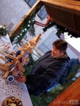 20191201222107_zehuby206: Foto: Vánoční strom v Zehubech rozsvítil anděl za vydatné pomoci dětí