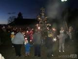 20191201222111_zehuby239: Foto: Vánoční strom v Zehubech rozsvítil anděl za vydatné pomoci dětí
