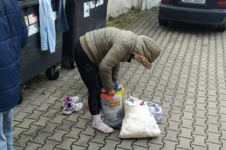 Problemoví feťáci prohledávali popelnice v ulici U Borků v Kolíně