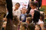 20191203121751_5G6H7722: Foto: Za dětmi v kutnohorských školkách v úterý zavítal Mikuláš s čerty i andělem