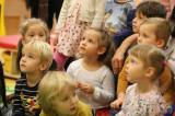 20191203121752_5G6H7739: Foto: Za dětmi v kutnohorských školkách v úterý zavítal Mikuláš s čerty i andělem