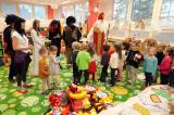20191203121753_5G6H7777: Foto: Za dětmi v kutnohorských školkách v úterý zavítal Mikuláš s čerty i andělem
