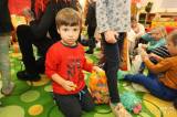 20191203121754_5G6H7818: Foto: Za dětmi v kutnohorských školkách v úterý zavítal Mikuláš s čerty i andělem