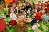 20191203121754_5G6H7844: Foto: Za dětmi v kutnohorských školkách v úterý zavítal Mikuláš s čerty i andělem
