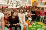 20191203121755_5G6H7866: Foto: Za dětmi v kutnohorských školkách v úterý zavítal Mikuláš s čerty i andělem