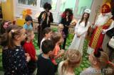 20191203121758_5G6H8061: Foto: Za dětmi v kutnohorských školkách v úterý zavítal Mikuláš s čerty i andělem
