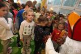 20191203121759_5G6H8095: Foto: Za dětmi v kutnohorských školkách v úterý zavítal Mikuláš s čerty i andělem