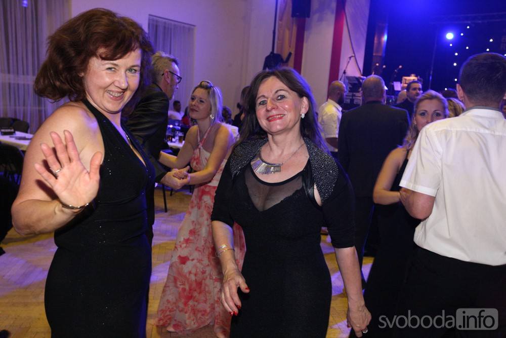 Foto: Na 1. reprezentačním plese Foxconnu zahrál také Prague Queen revival
