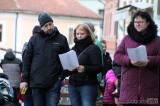20191224150431_IMG_6512:  Kutnohoráci si na Štědrý den zazpívali koledy na náměstí „u piana“