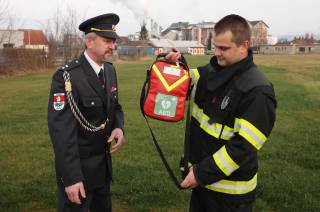 Dobrovolní hasiči ve Vrdech zařadili do svého vybavení nový defibrilátor