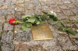 20200128194809_5G6H7286: Oběti holocaustu si v Kutné Hoře připomněli čištěním „Stolpersteine kamenů“