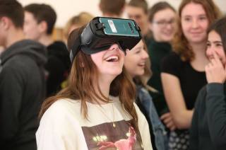 Foto: Studenti čáslavské průmyslovky si doslova osahali možnosti virtuální reality