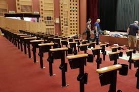 Ve velkém sále Kina 99 v Kolíně probíhá oprava sedaček