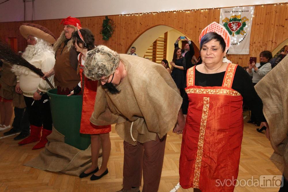 Foto, video: Na Hasičský bál v Suchdole dorazila výprava Mrazíka!