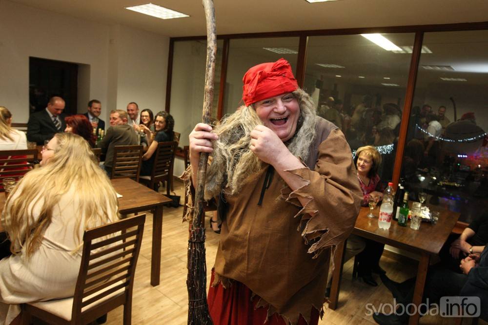 Foto, video: Na Hasičský bál v Suchdole dorazila výprava Mrazíka!