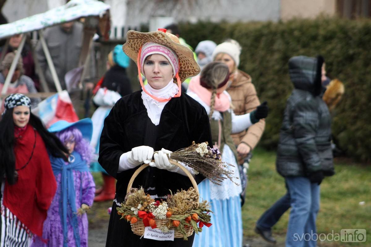 Foto: Starostka Hostovlic udělila masopustnímu průvodu povolení k řádění v obci