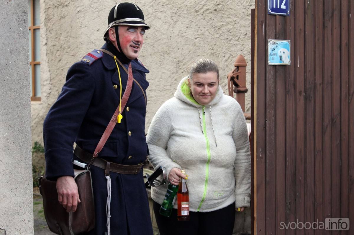 Foto: Starostka Hostovlic udělila masopustnímu průvodu povolení k řádění v obci