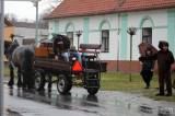 20200229160711_IMG_0966: Foto: Masopust v Močovicích vytrvale zkrápěly kapky deště 