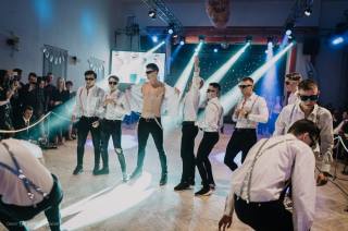 Foto: V Lorci v sobotu tančili hlavně maturanti z třídy C4A Gymnázia Jiřího Ortena