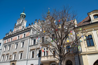 Kraslicovník na Karlově náměstí v Kolíně připomíná blížící se Velikonoce