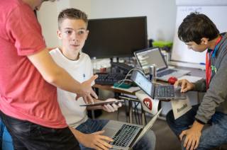 Studenti českých univerzit pomohou ekonomice na nohy na online hackathonu