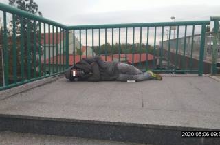 Na "novém mostě" v Kolíně se povaloval zanedbaný muž, jednalo se o bezdomovce z Rumunska