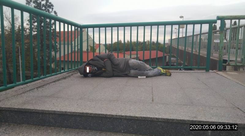 Na "novém mostě" v Kolíně se povaloval zanedbaný muž, jednalo se o bezdomovce z Rumunska
