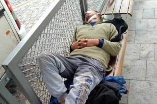 Na trávě v  ulici Lipanská v Kolíně se váleli tři bezdomovci