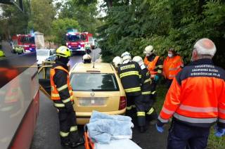 Foto: V Mlékovicích se srazil osobní vůz s autobusem, dva zranění