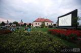 20200625231854_5G6H3113: Kino na kolečkách ve čtvrtek přivezlo do zahrad GASKu film „Chlap na střídačku“