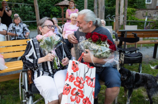 Zpěvák Daniel Hůlka navštívil kolínský domov pro seniory Senecura