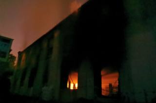 Požár v areálu bývalé Avie se ve čtvrtek večer rozhořel znovu