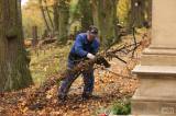 5G6H0218: Foto: Technické služby generálním úklidem připravují hřbitov na dušičkový víkend