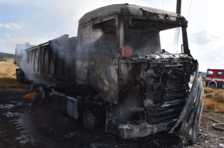 Na Kutnohorsku hasiči likvidovali požár nákladní soupravy s obilím