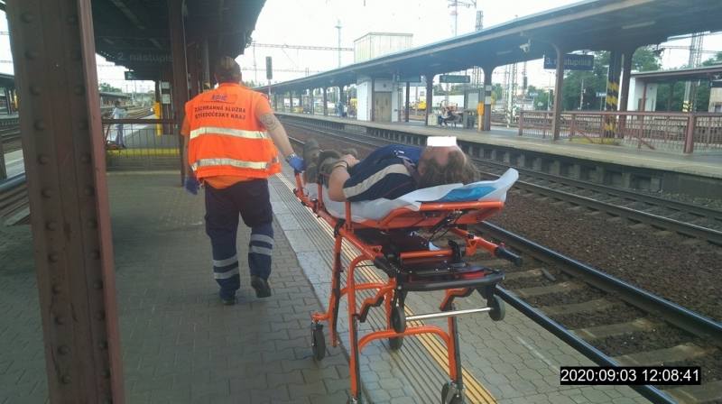 Muži hrozila intoxikace, na nástupišti v Kolíně tak museli zasáhnout zdravotníci