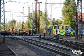 Při střetu s vlakem na železničním přejezdu ve Velkém Oseku zemřel motorkář