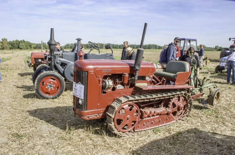 Foto: Historické traktory se utkaly v soutěži v orbě „Starokolínská brázda 2020“