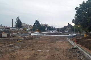 Kruhová křižovatka „Na Špici“ v Kutné Hoře prý bude do poloviny října dokončena