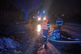 Po povodni hasiči čerpají ze silnice tentokrát vodu z polí