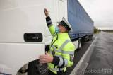 20201015181245_5G6H7423: Policisté dohlíží na silniční provoz, ve čtvrtek se zaměřili na kamiony
