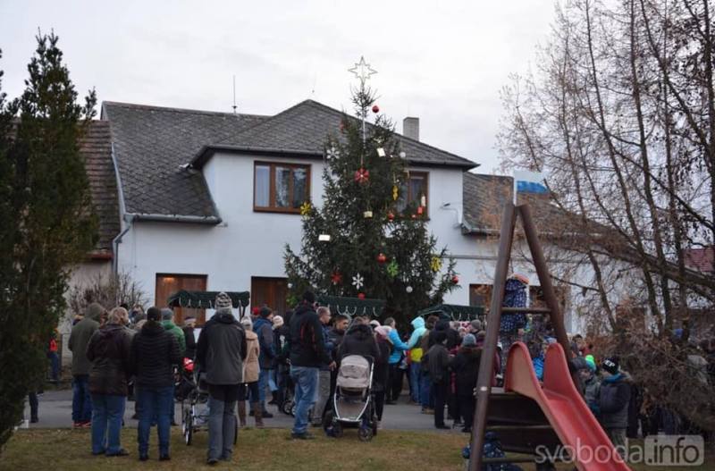 Tradice rozsvícení vánočního stromu v Tupadlech letos bez přítomnosti veřejnosti