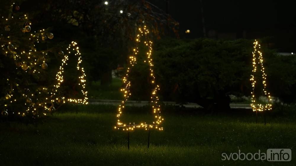 Foto, video: V Hlízově rozsvítili vánoční strom on-line