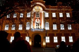 Radnice vydala první adventní okno za zpěvu sboru Čáslavská chrámová schola