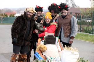 Foto: V Tupadlech udrželi tradici čertovské jízdy, i když letos bez koňského povozu