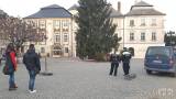 20201207125518_strom04: Vánoční strom na Palackého náměstí v Kutné Hoře je zachráněn!
