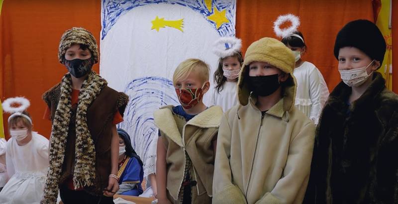 Video: Druháci ze ZŠ Suchdol připravili vánoční divadelní představení