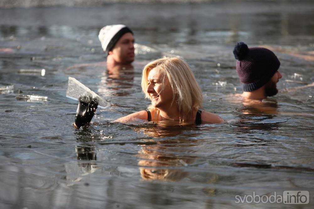 Foto: S rokem 2020 se otužilci rozloučili koupelí v ledu
